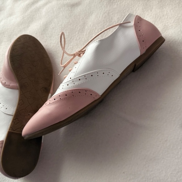 Source Unknown Pink and White Flats - Picture 2 of 2